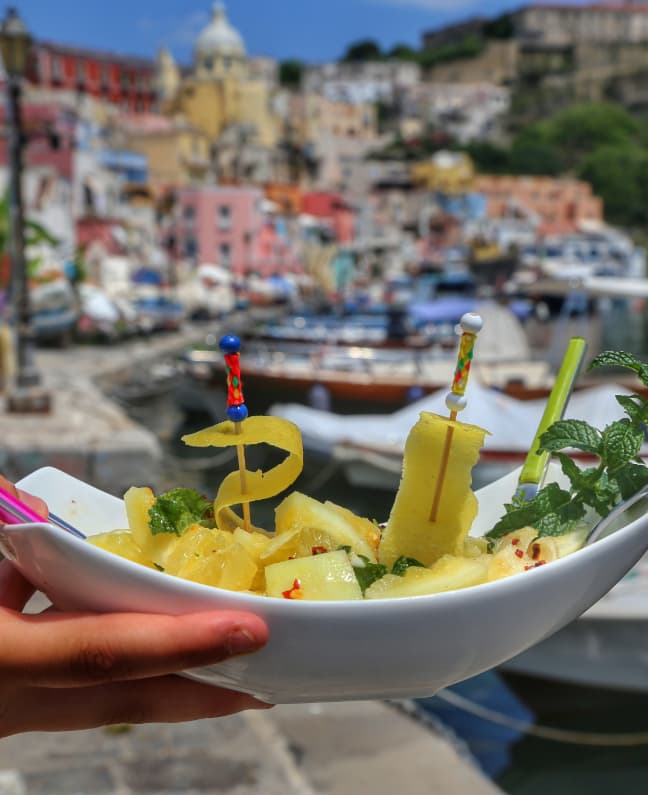 Frischer Zitronensalat mit Minze vor dem Fischerhafen von Procida – Yachtcharter mit BlackSails-Yachting