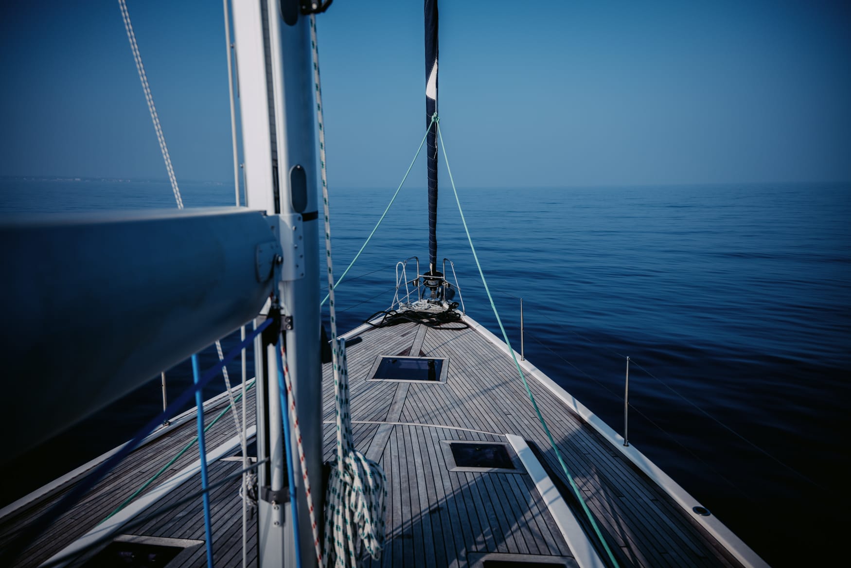Bug eines Segelbootes vor Anker in einer geschützten Bucht – idealer Ankerplatz für SKS-Ausbildung, Meilentörn oder Skippertraining