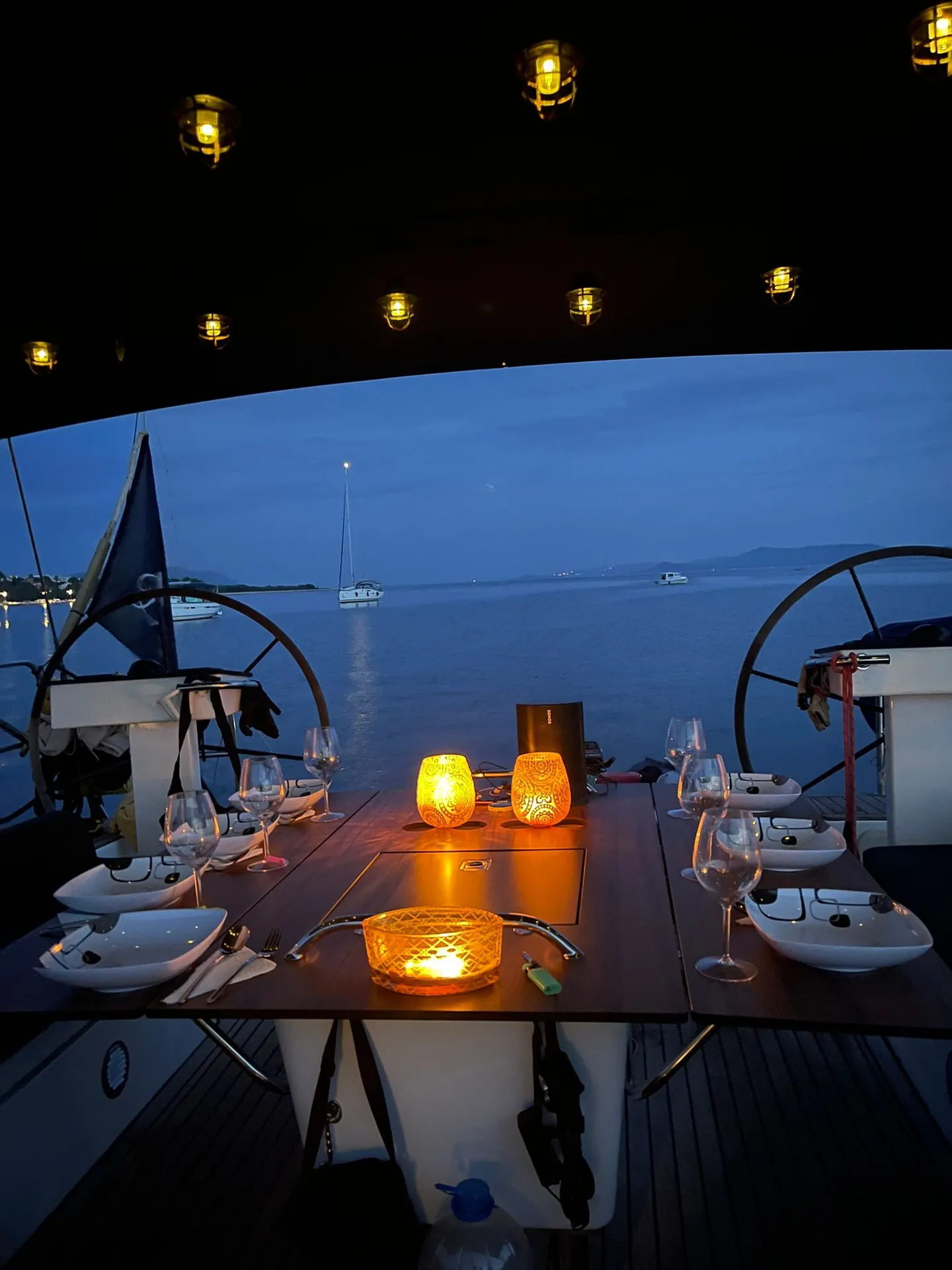 Abendessen im Cockpit bei Kerzenlicht