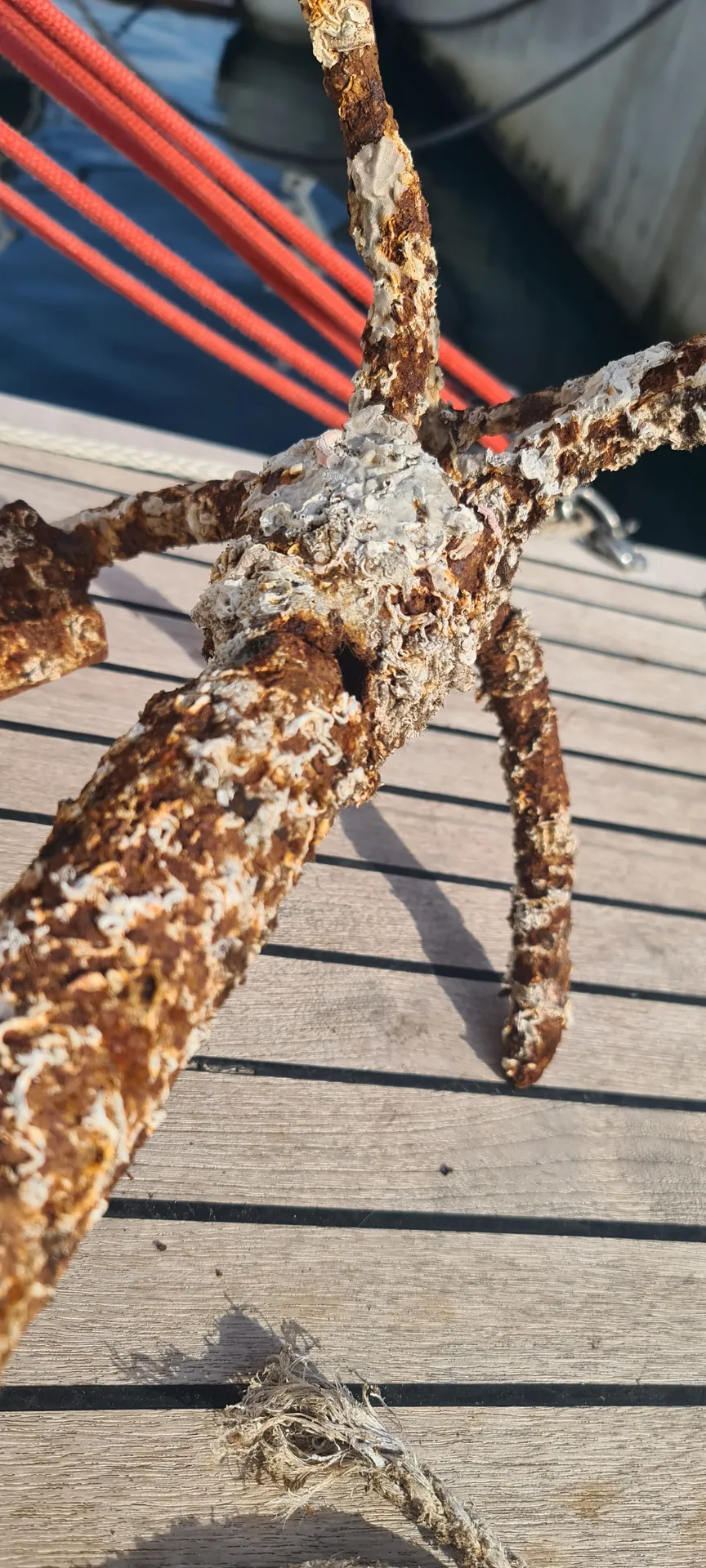 Ein alter Anker auf dem Teakdeck