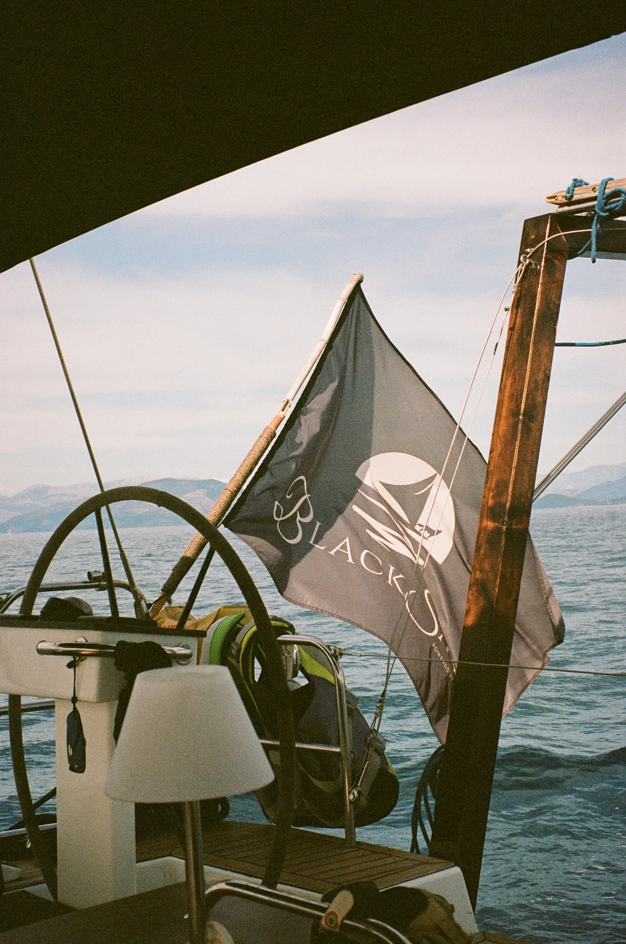 Die Black-Sails-Flagge im Wind