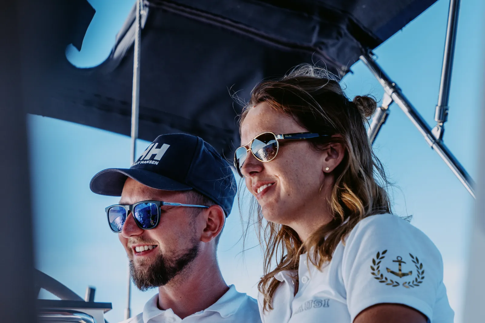 Laura und Daniel an Bord, unter dem Bimini