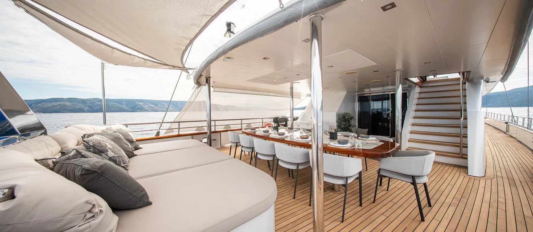 Gedeckter Tisch auf dem Achterdeck der Dalmatino