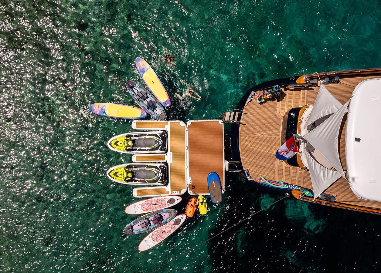 Heck der Dalmatino von oben: Jetskis, SUPs und Wasserspielzeug an der Badeplattform