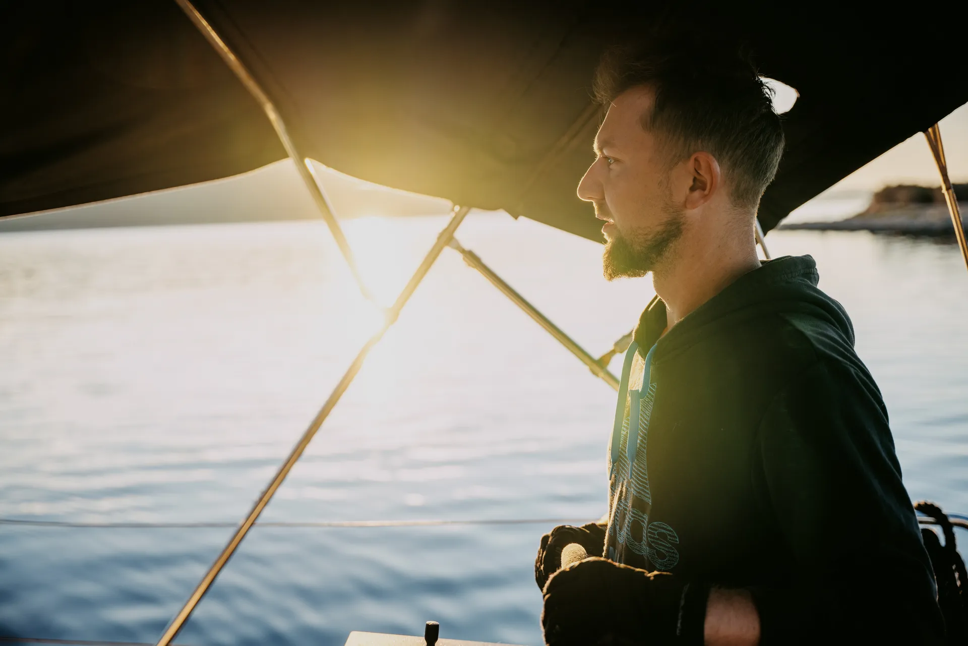 Daniel im Gegenlicht am Ruder
