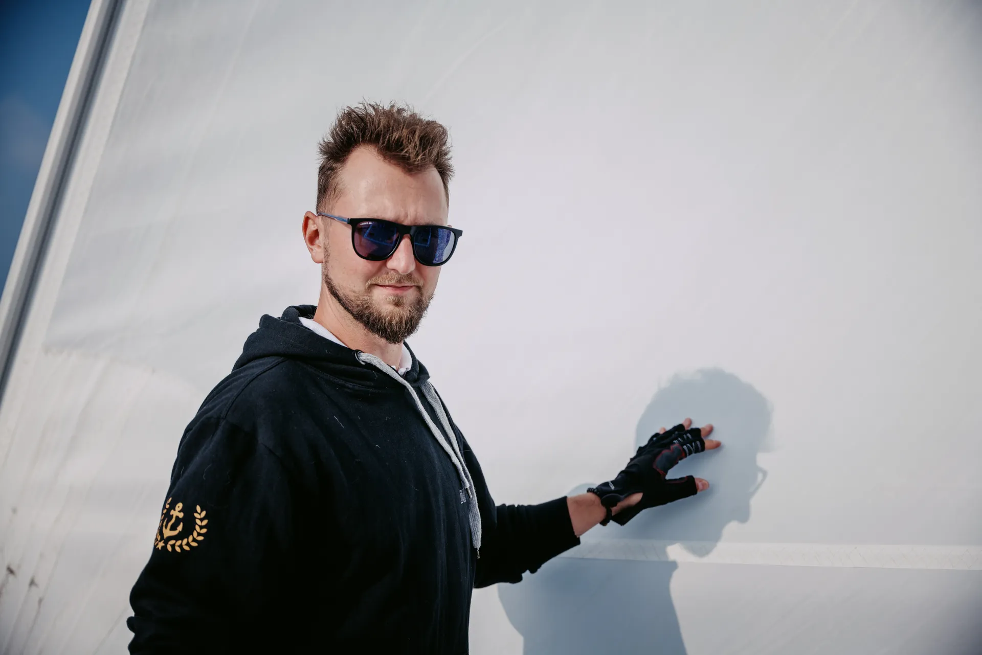 Daniel vor dem Großsegel