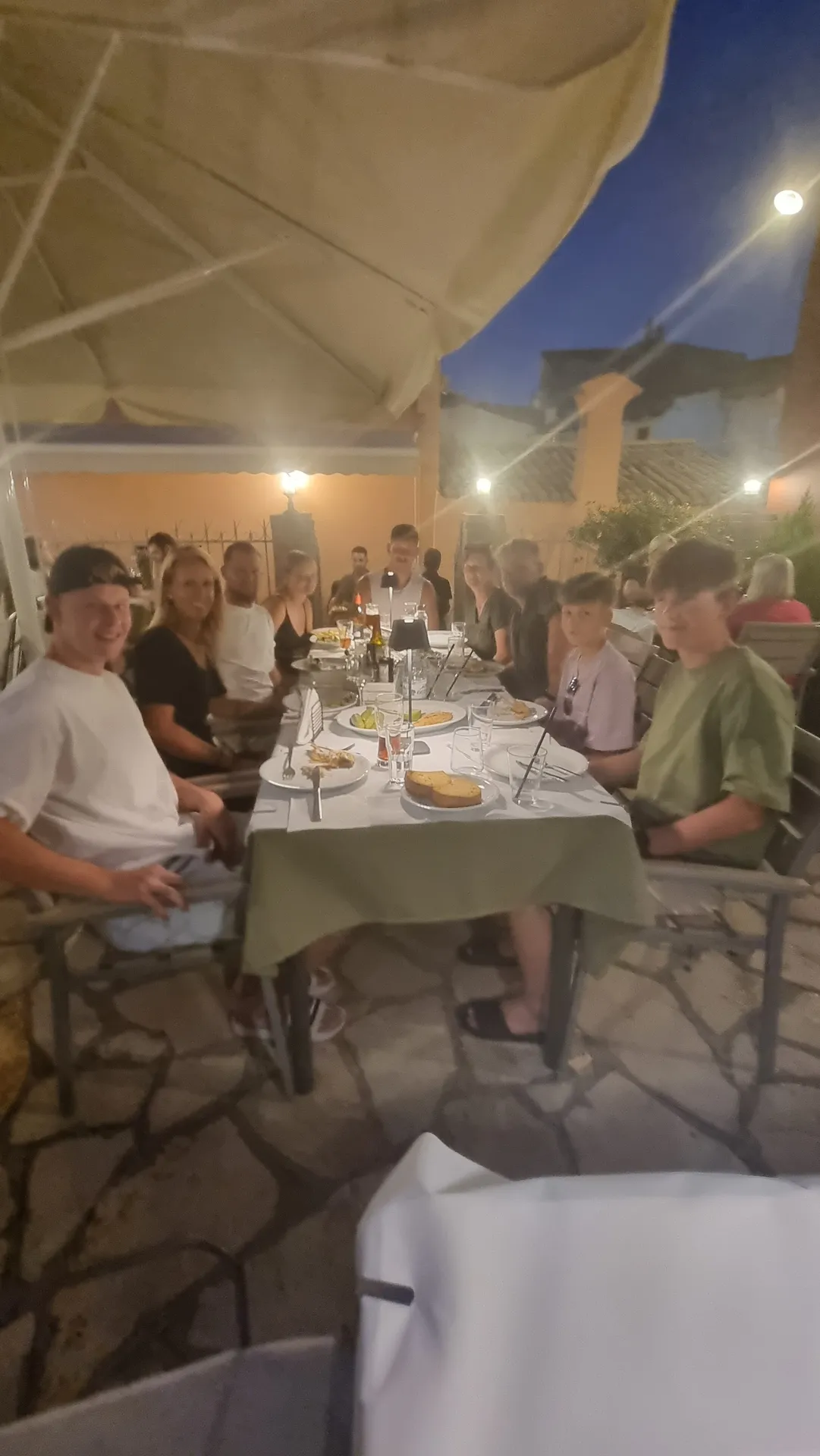Eine große Runde abends in einer griechischen Taverne