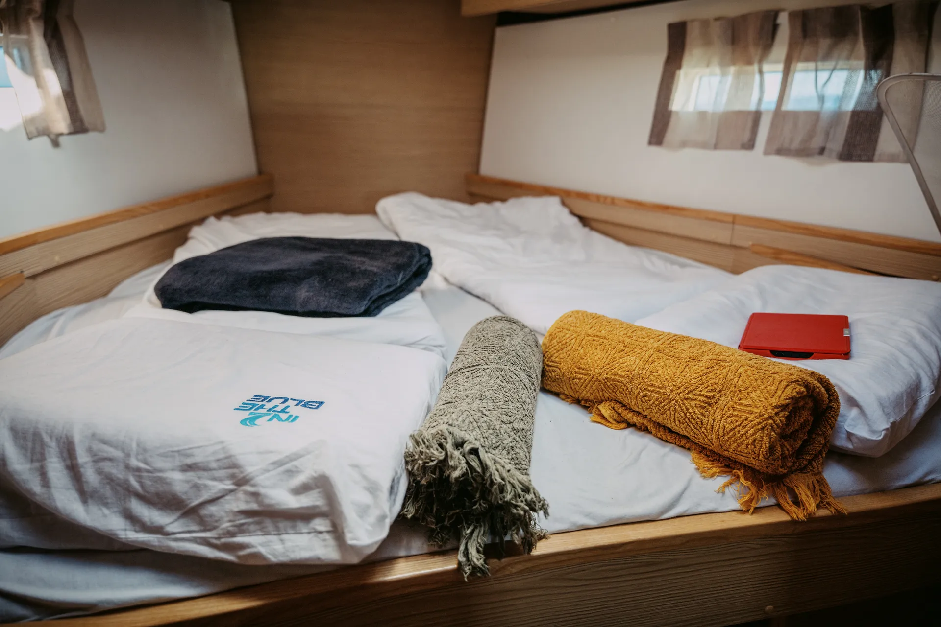Gästekabine mit Doppelbett und Fenster