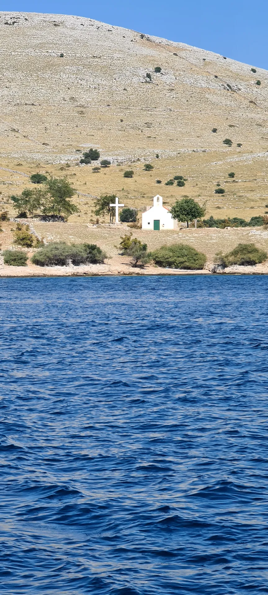 Kapelle auf einer Kornaten-Insel, davor das Meer