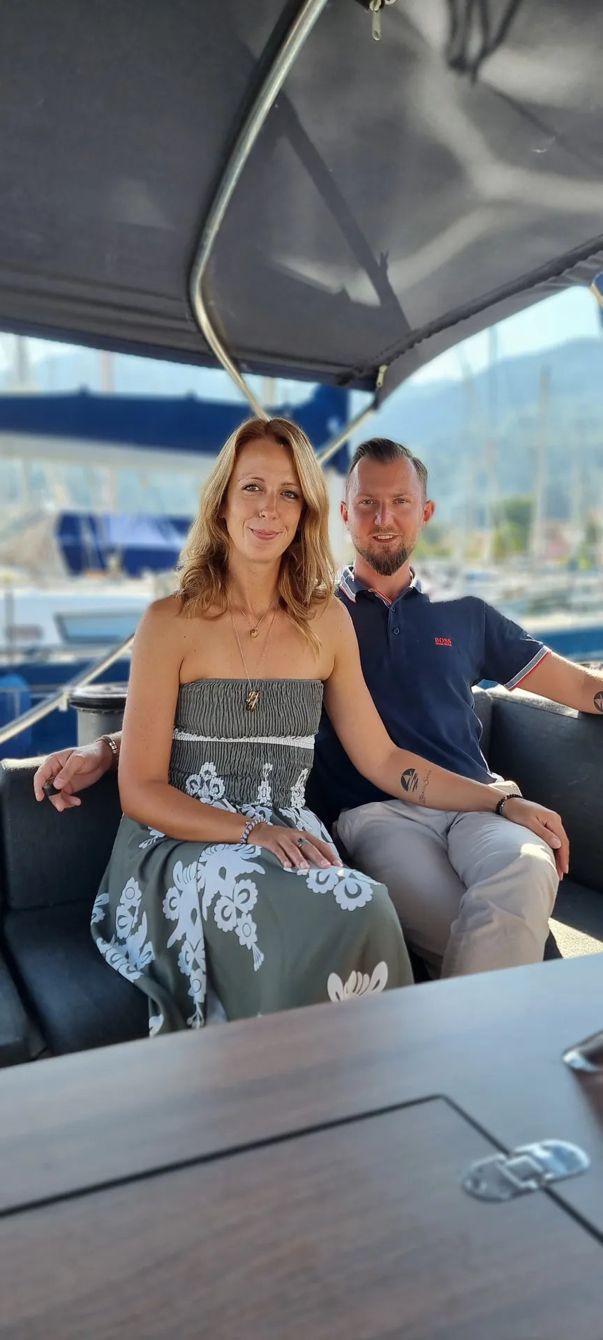 Laura und Daniel unter dem Bimini ihrer Yacht