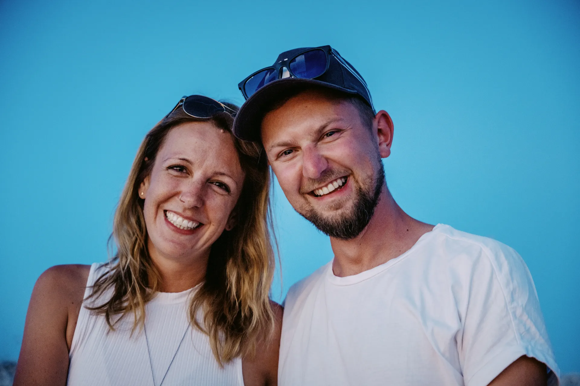 Laura und Daniel, Porträt vor blauem Himmel