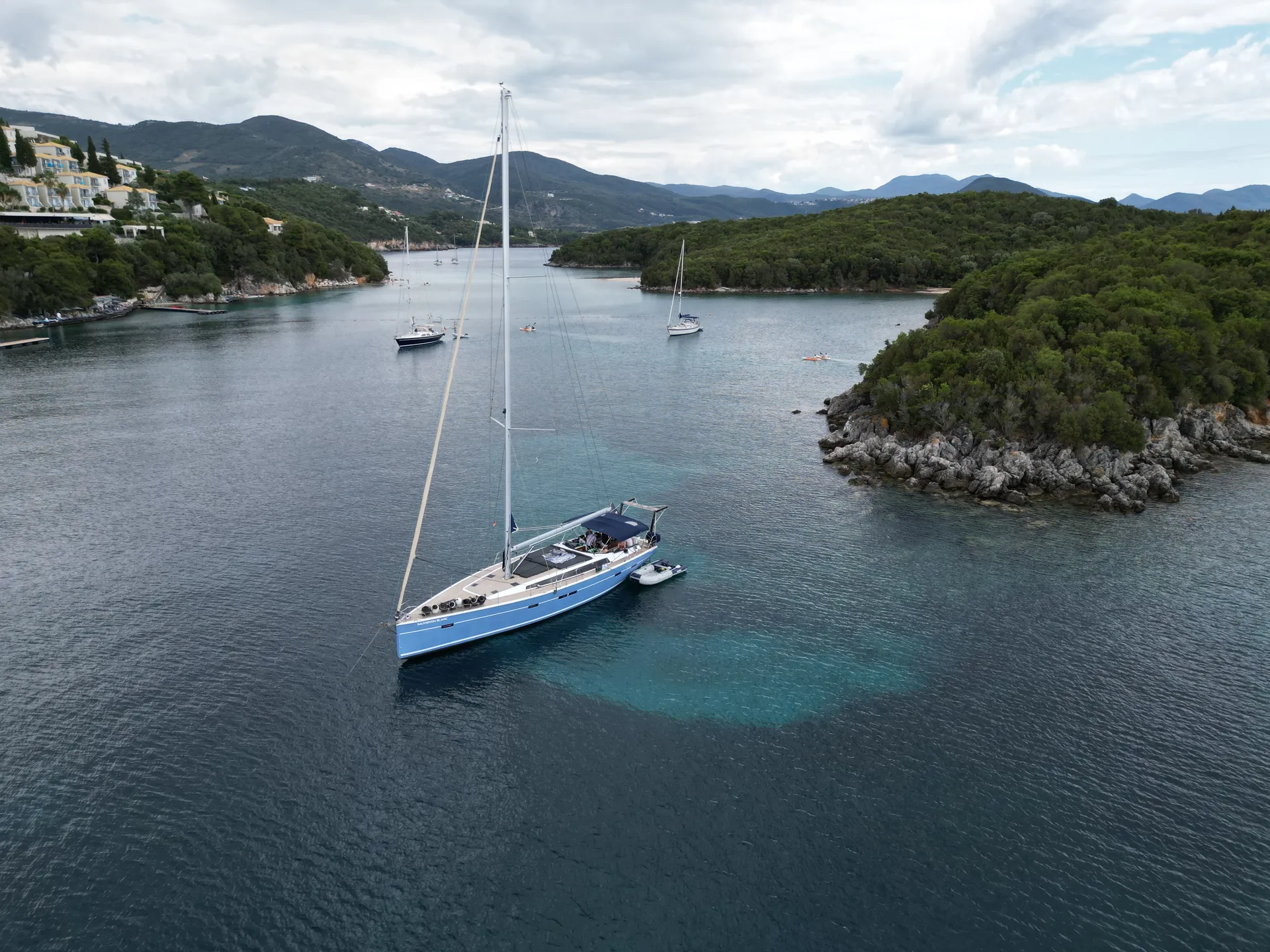 Die Sauvignon Blanc vor Anker in einer grünen Bucht, von oben