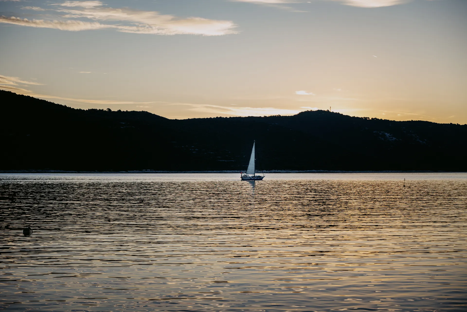 Segler im Abendlicht, ruhige See