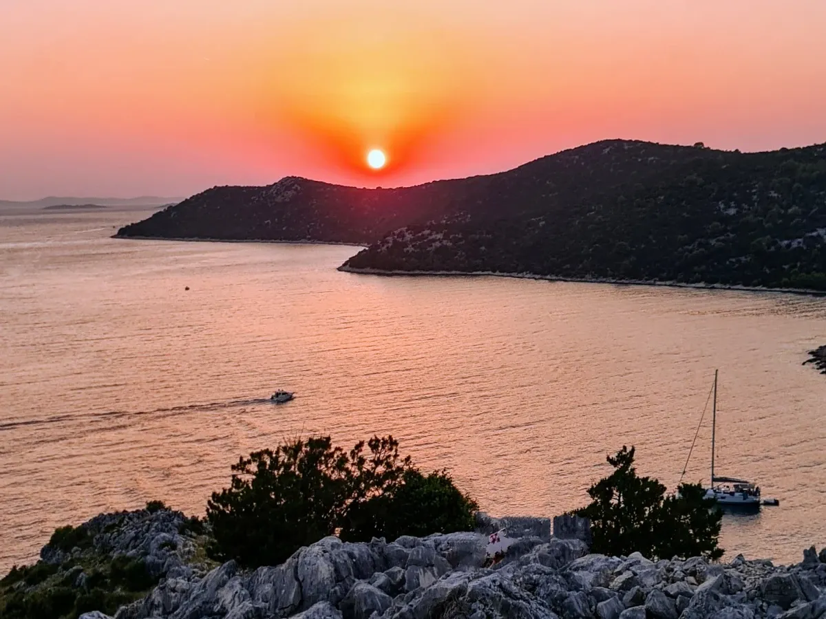 Die Schönheit der Natur, wie dieser wunderschöne Sonnenuntergang, macht das Segeln zu einer einzigartigen Erfahrung.