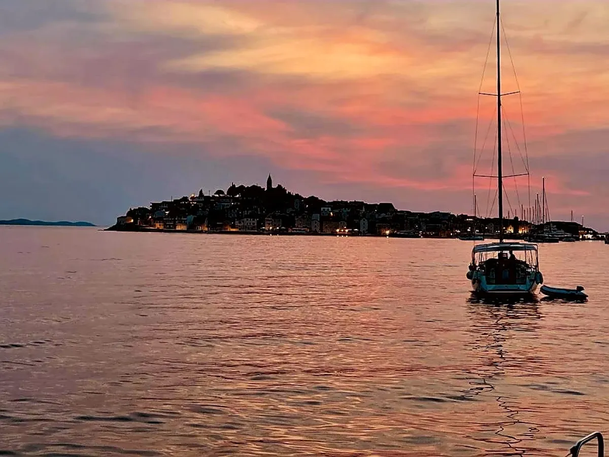 Ein malerischer Sonnenuntergang vor der Küste Kroatiens verwandelte den Himmel in ein atemberaubendes Farbenspiel. 