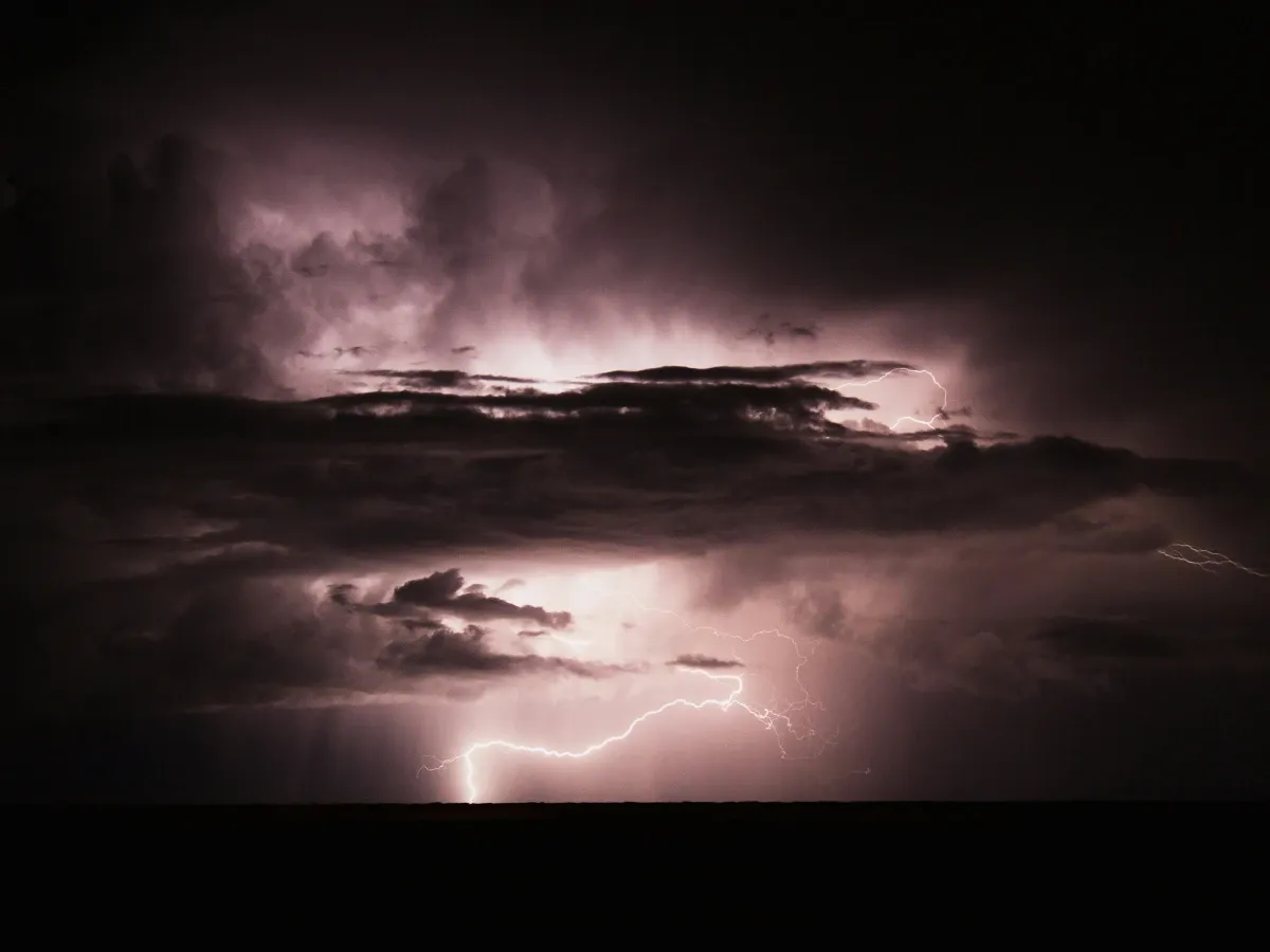 Dunkle, bedrohliche Wolken türmten sich schnell am Himmel auf und ein aufbrausendes Gewitter zieht sich über dem Meer vor Kroatien zusammen.