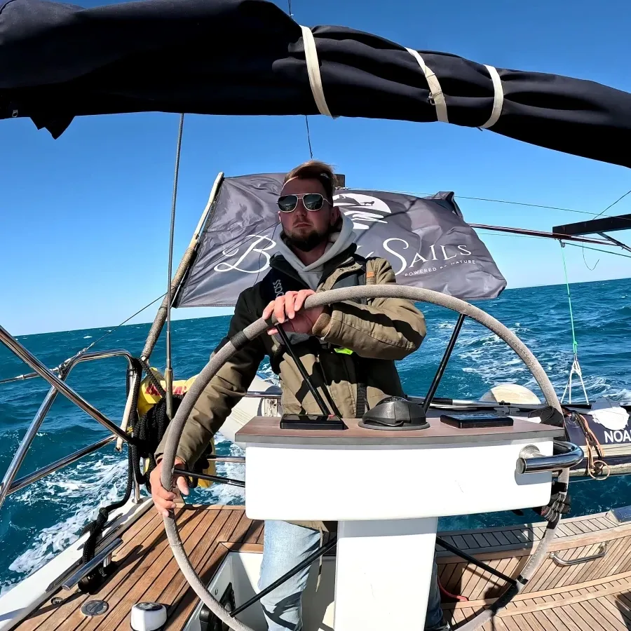 Daniel beim Segeln im April bei starkem Mistral – Segelprofi in Aktion