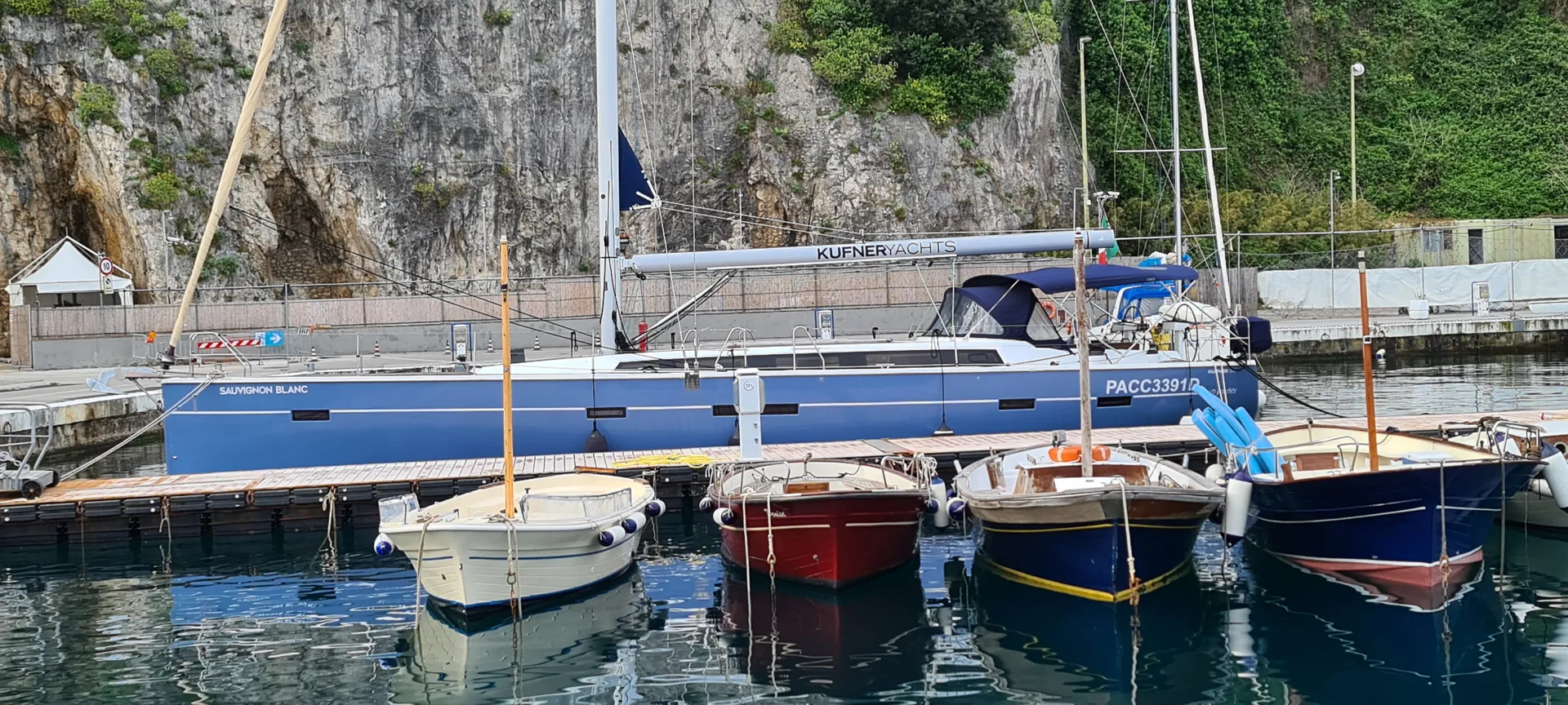 Segelyacht Kufner 54 in der Marina Capri bei Sonnenaufgang.