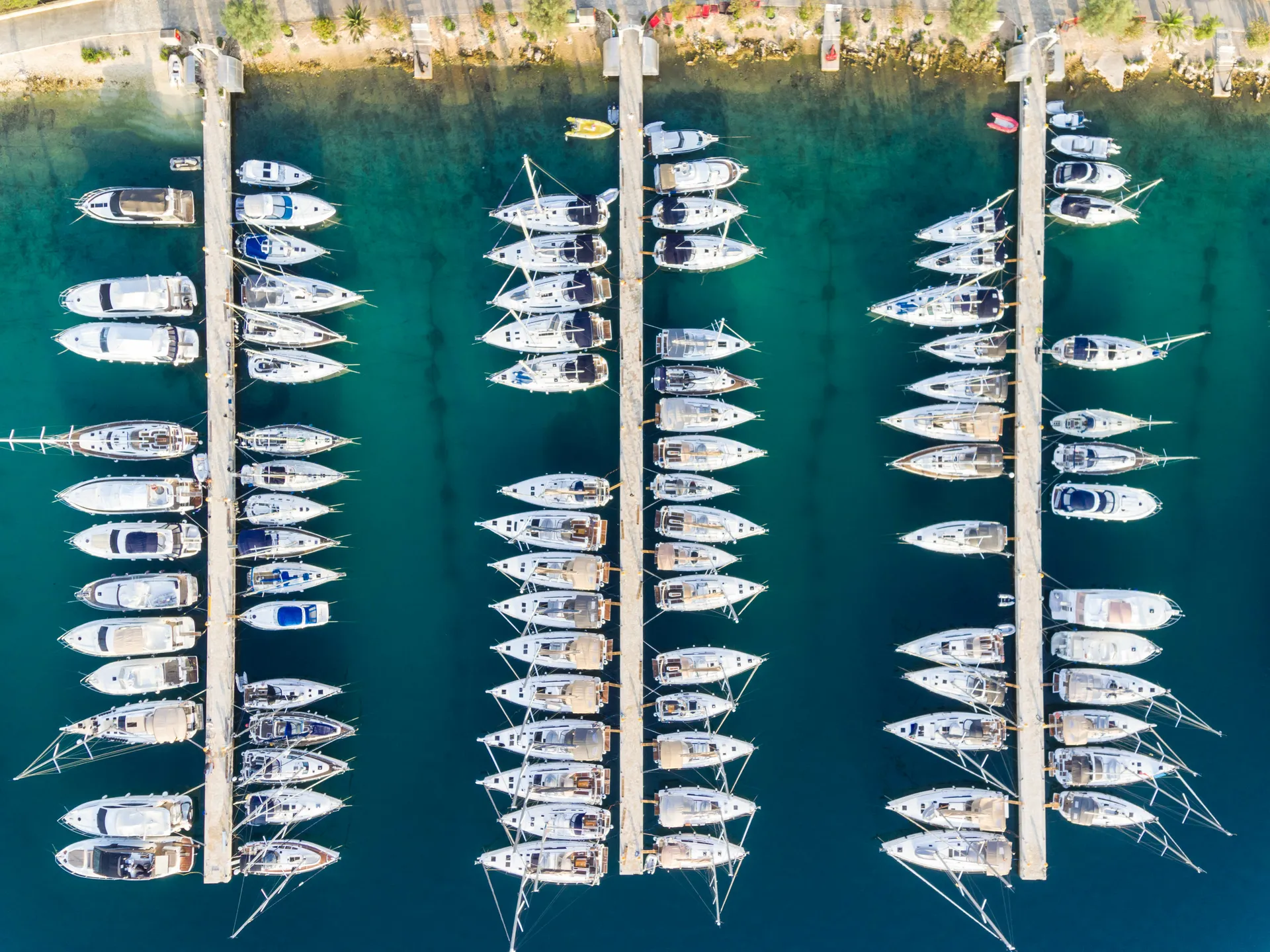 Marina in Kroatien aus der Vogelperspektive mit Segelyachten und Mooringleinen