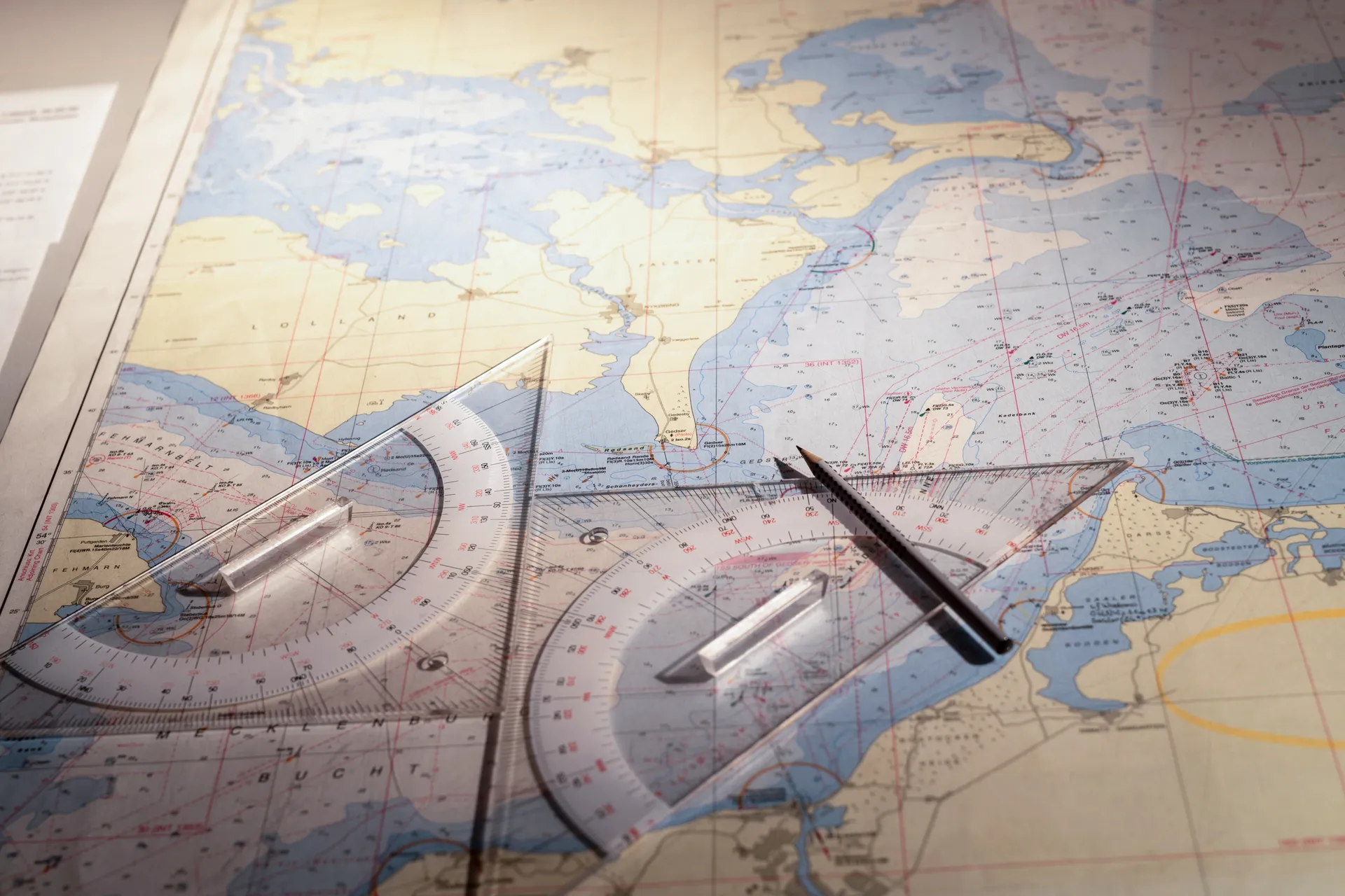 Eine Seekarte als Navigationshilfe an Bord einer Segelyacht