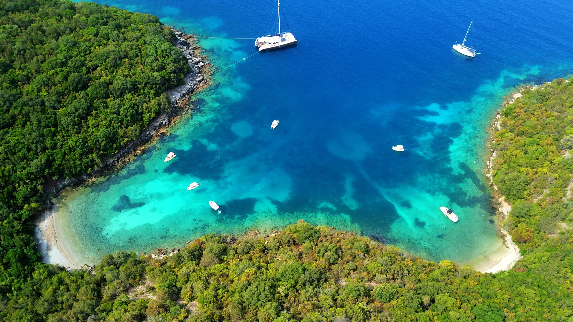 Luftaufnahme der ikonischen Blue Lagoon bei Sivota: Entdecke das Ionische Meer mit seinen türkisblauen Gewässern und unberührten Stränden – ein Highlight deines Korfu Mitsegeltörns.
