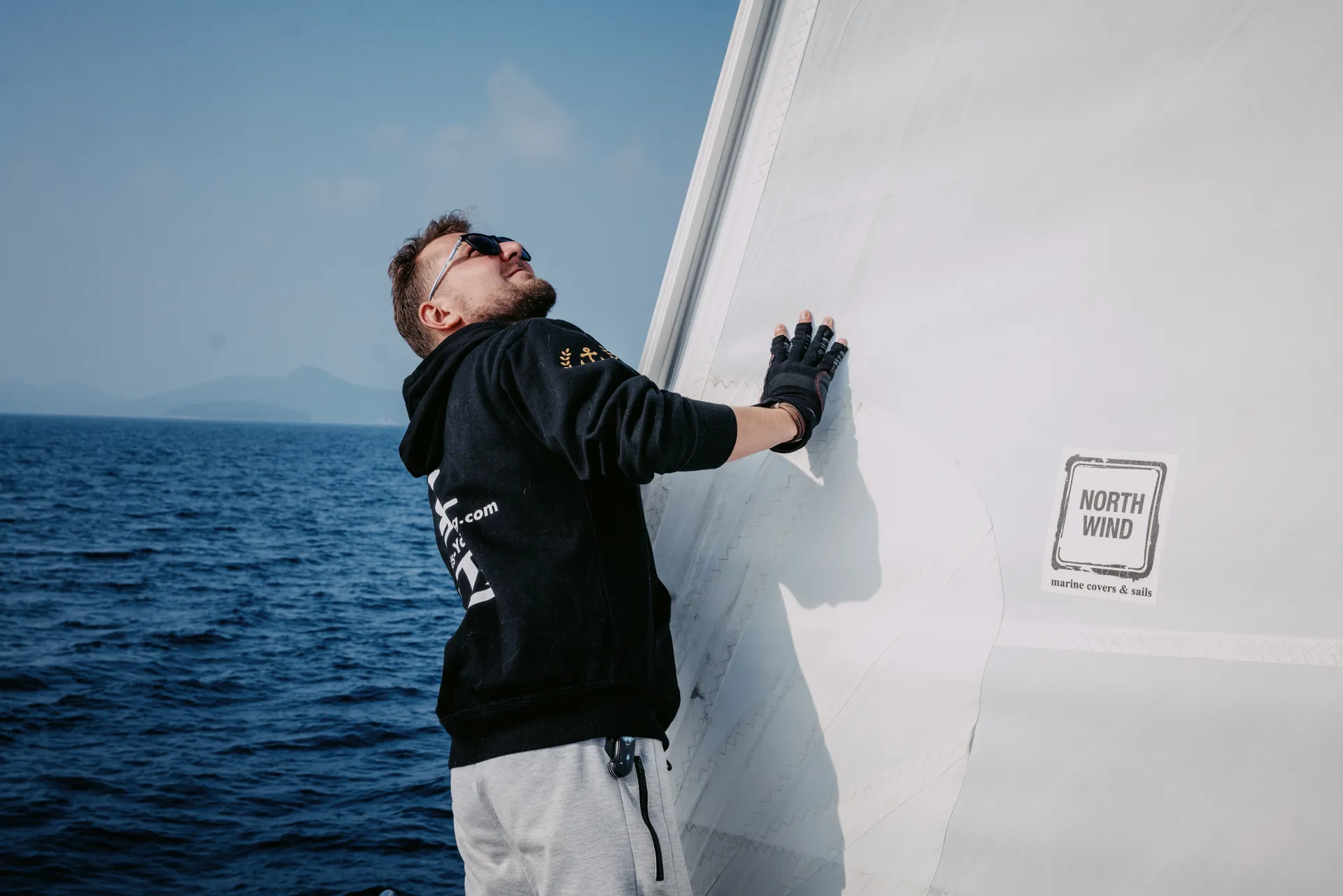 Erfahrener Skipper überprüft das Vorsegel während eines Skippertrainings in Kroatien auf einer Segelyacht in der Adria.