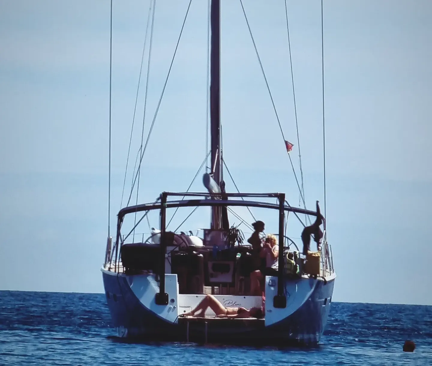 Segeln in Kroatien hat für jeden etwas zu bieten. Hier sieht man eine Familie vor Anker, wie sie nach einem Segeltörn mit 25 Seemeilen entspannen, sonnen und einfach den Nachmittag genießen. 
