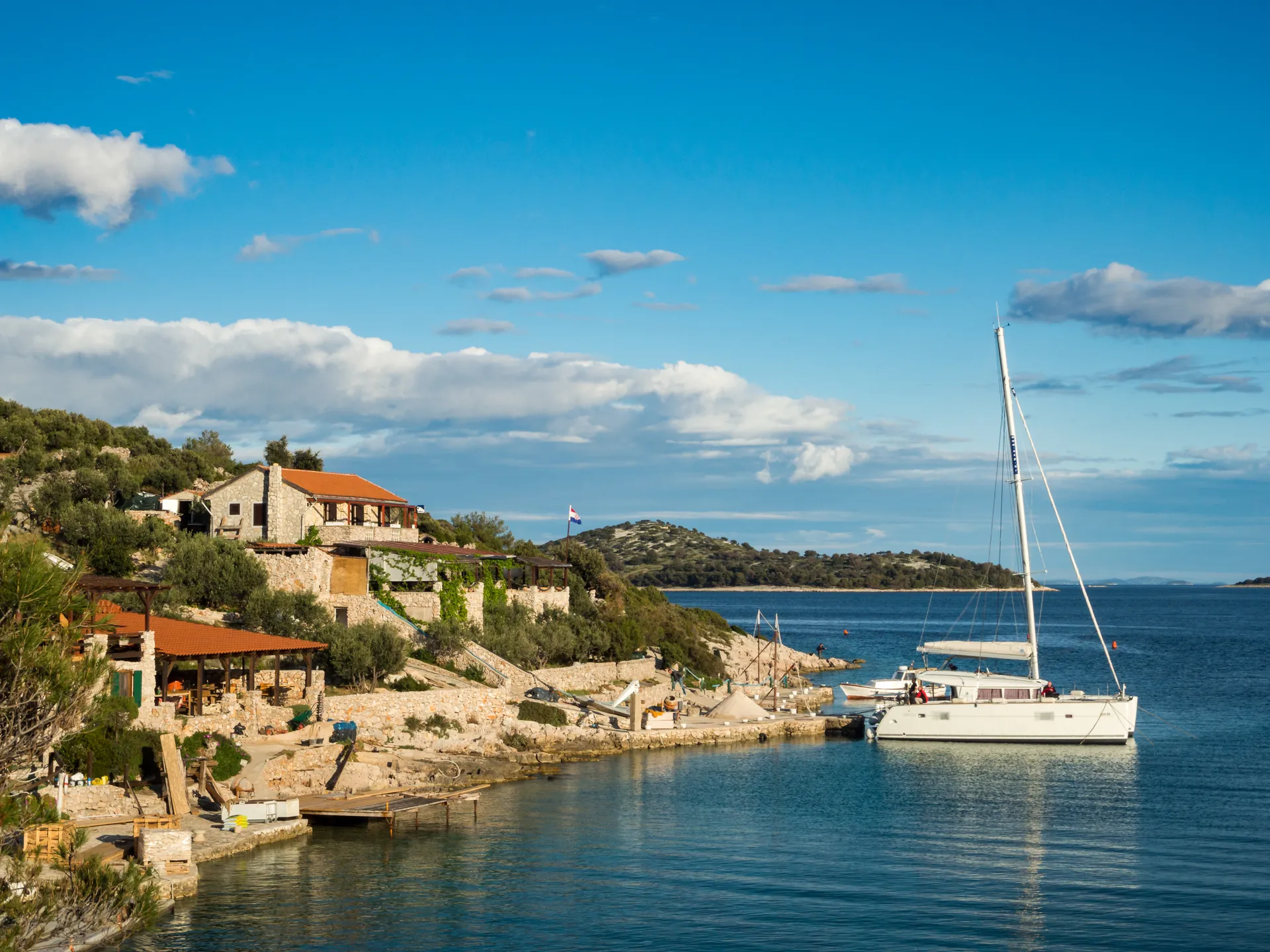 Blick auf den Pier und die familiäre Konoba auf der Insel Kaprije. Hier haben wir viele unvergessliche Stunden mit Gästen, Freunde und Familie verbracht. 
Der leckere, kroatische Cocktail "MischMasch" ist sehr empfehlenswert. 