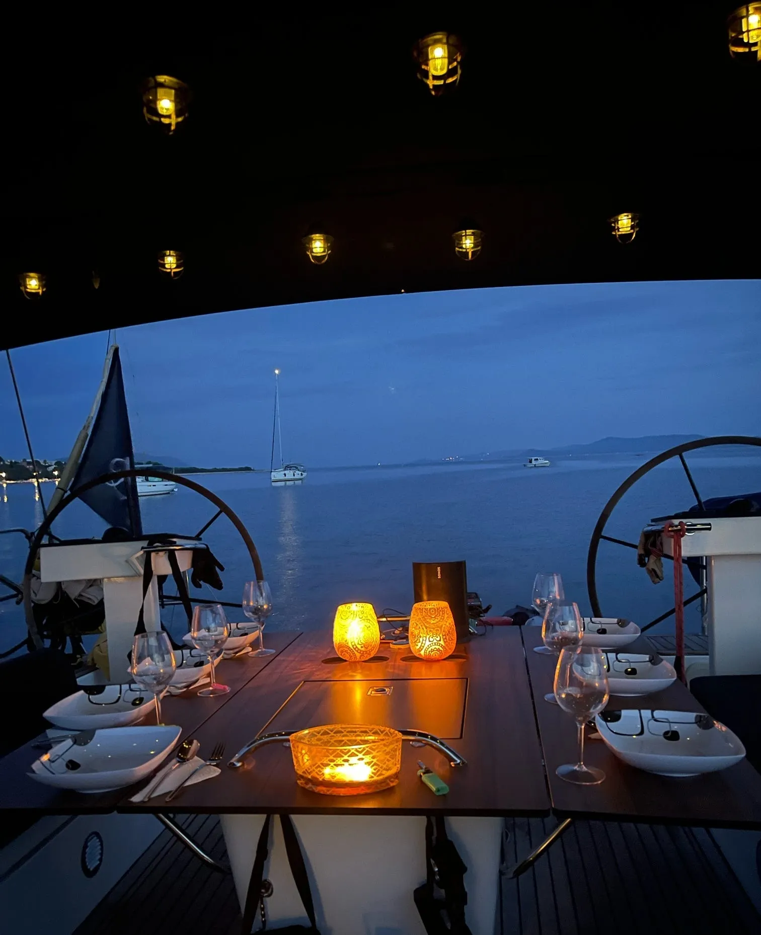 Eine Nacht vor Anker mit Blick auf das Festland. Während des Trubels an Land, sitzen wir gemütlich mit unseren Gästen an Bord und genießen den Abend bei leckerem Essen und einem Glas Wein. 