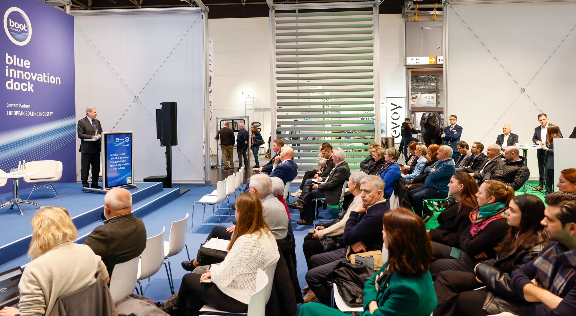 Johannes Neubauer von Bavaria Yachts auf der Bühne der Boot Düsseldorf 2025 während eines Vortrags.