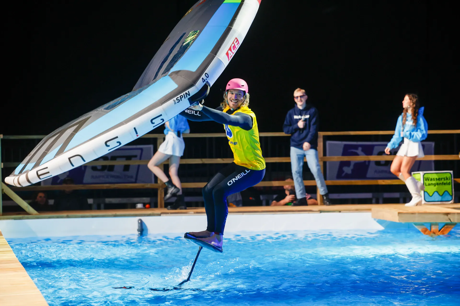 „Moderator Dirk Steffens und Profisurfer Balz ‚Radiculo‘ Müller präsentieren den neuen Parafoil in einer Surfshow auf der Boot Düsseldorf 2025.“