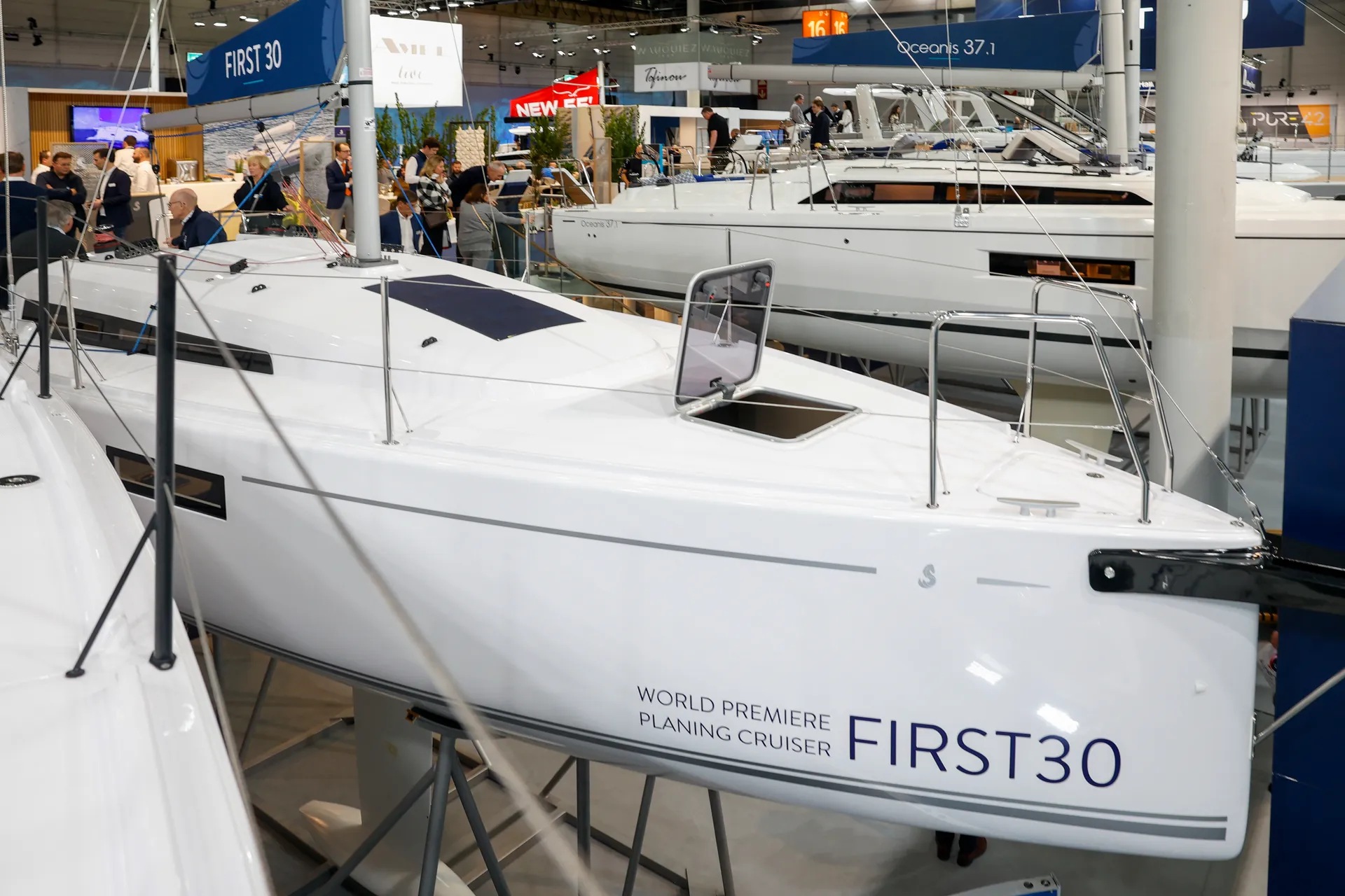 Beneteau First-Serie Segelyacht auf der Boot Düsseldorf 2025, modern und innovativ im Design.