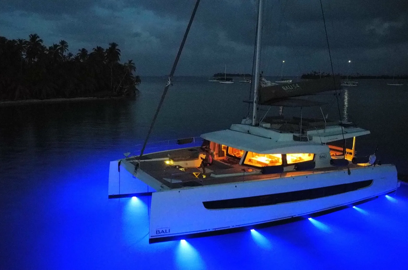 Katamaran Bali 5.4 mit Unterwasserbeleuchtung – Modernste Technik und exklusiver Komfort für Ihren Segeltörn auf Ibiza.