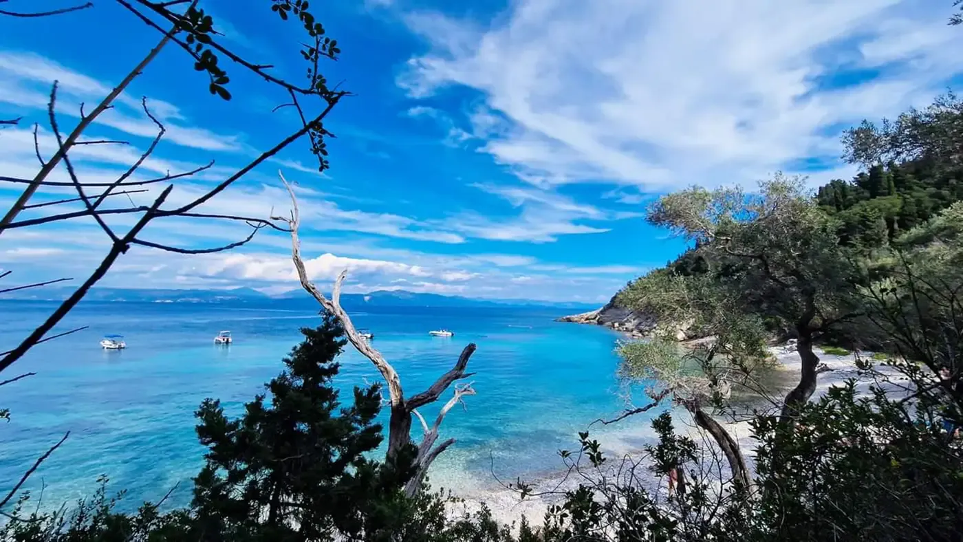 Traumhafter Strand vor der Küste von Korfu mit Blick auf das türkisfarbene Ionische Meer.