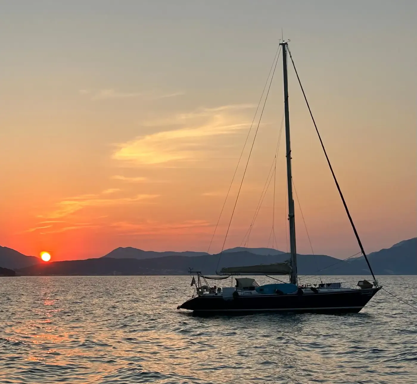 Die Casse Noisette II vor Anker im Sonnenuntergang auf dem Ionischen Meer bei Korfu.