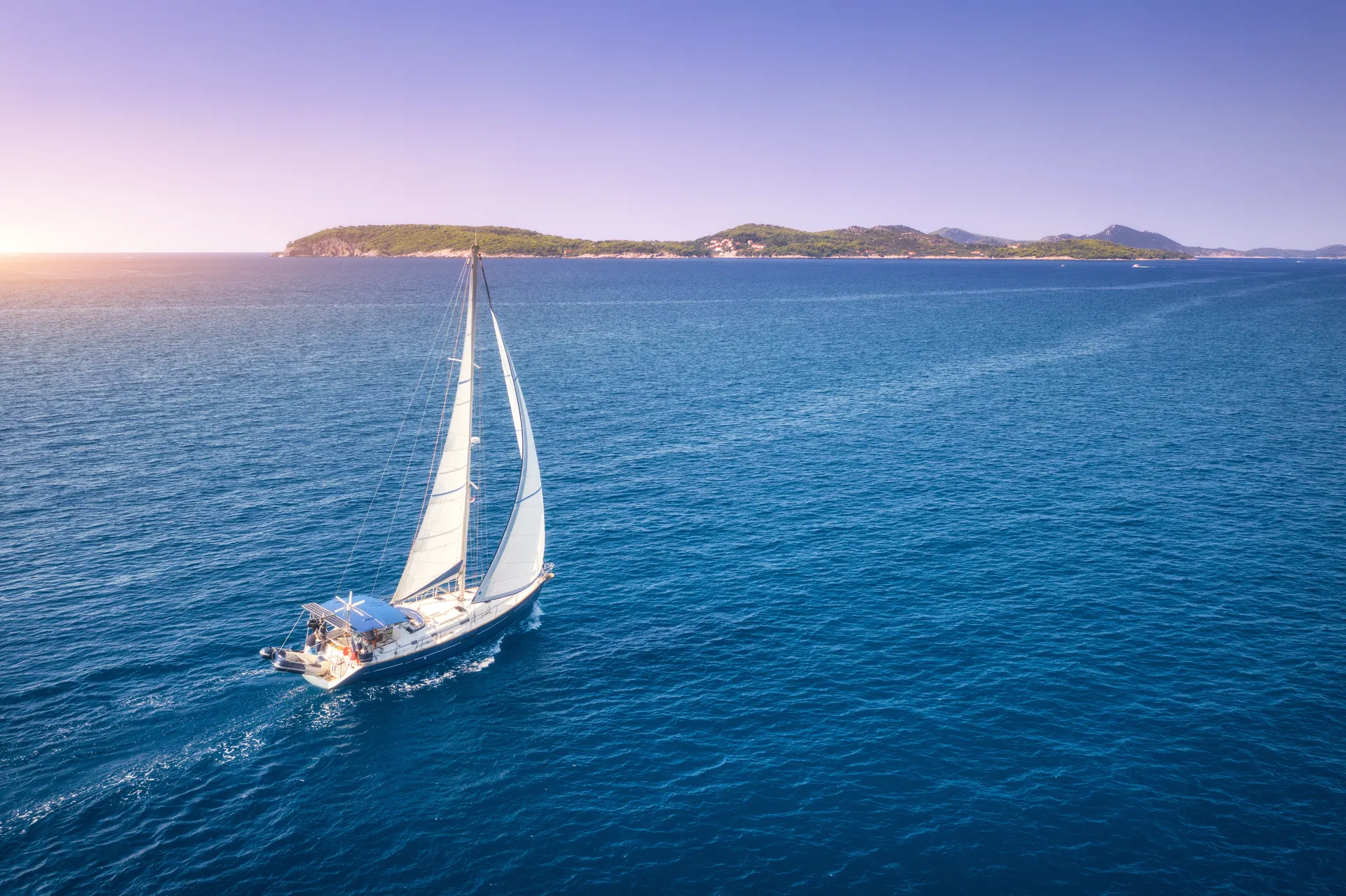 Das ruhige, türkisfarbene Wasser vor der Küste Kroatiens. Segeln in Kroatien bietet eine Vielfalt für alle Segelbegeisterte.
