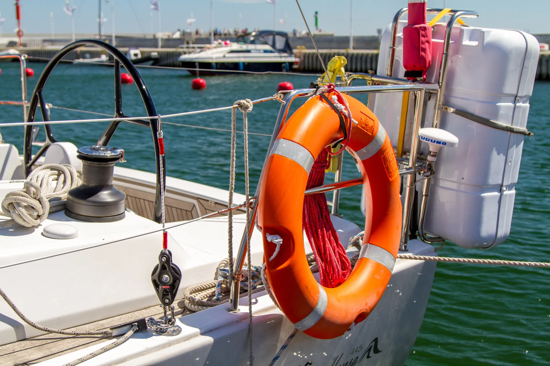 Rettungsring und Sicherheitsausrüstung an Bord einer Segelyacht im Hafen – Symbol für Sicherheit bei Yachtcharter.