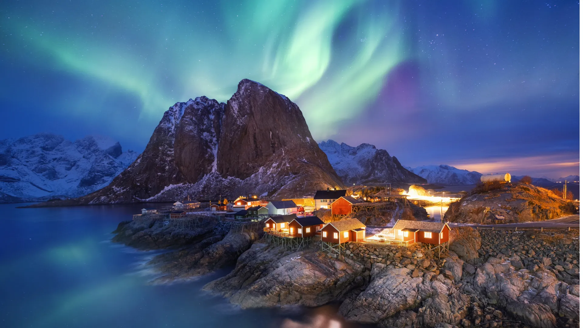 Faszinierendes Lichtspiel in den Bergen der Lofoten, Norwegen – eine atemberaubende Kulisse unter der Mitternachtssonne.