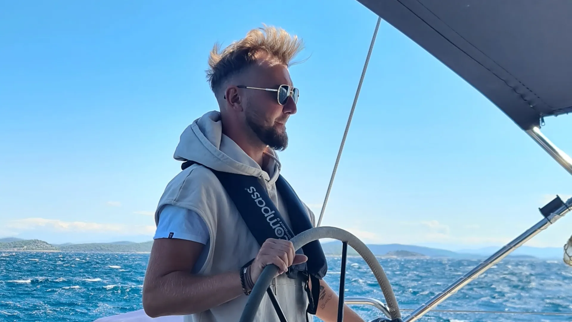 Daniel segelt bei Windstärke 7 mit einer automatischen Rettungsweste und meistert die rauen Bedingungen auf dem Wasser.
