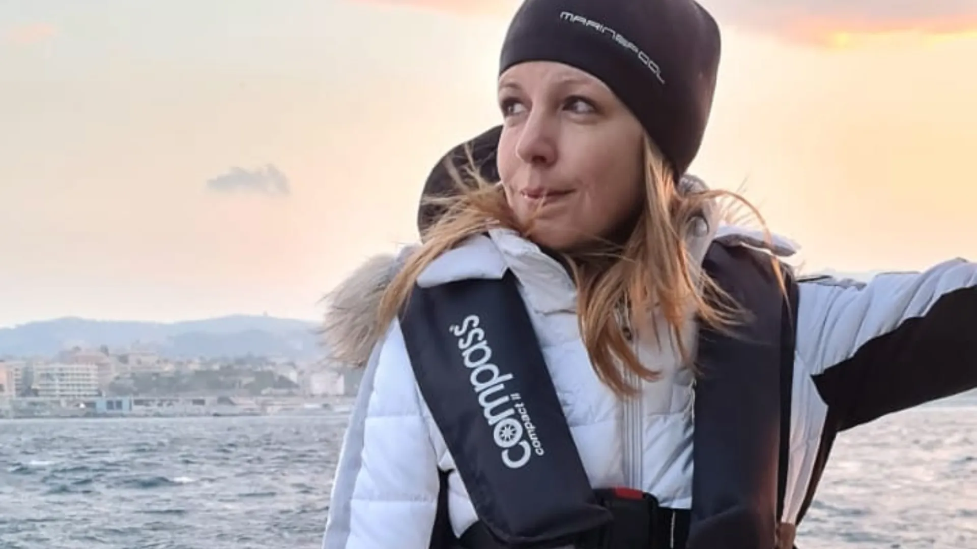 Eine automatische Rettungsweste wird über einer Segeljacke getragen, ideal für kalte Segeltage.
