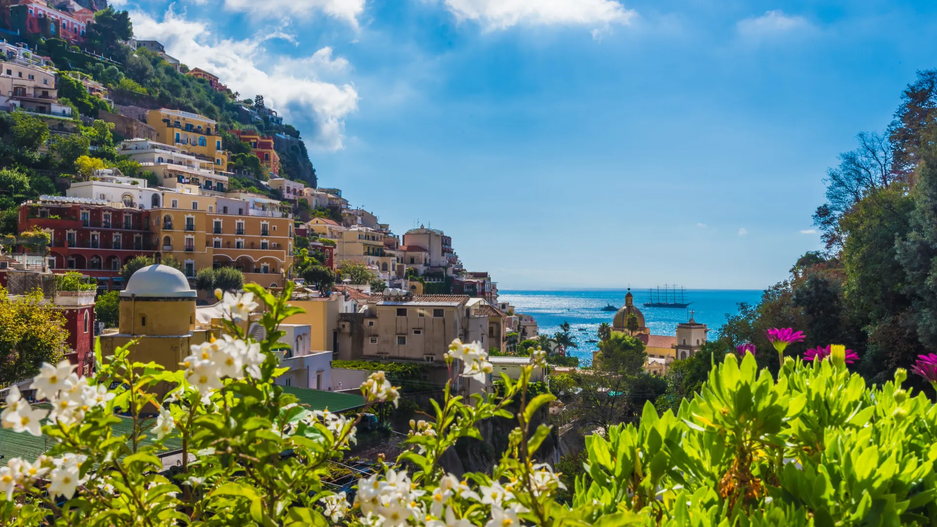 Segelboot vor der Küste von Ischia – Segeln an der Amalfiküste mit türkisblauem Wasser und spektakulären Felsformationen