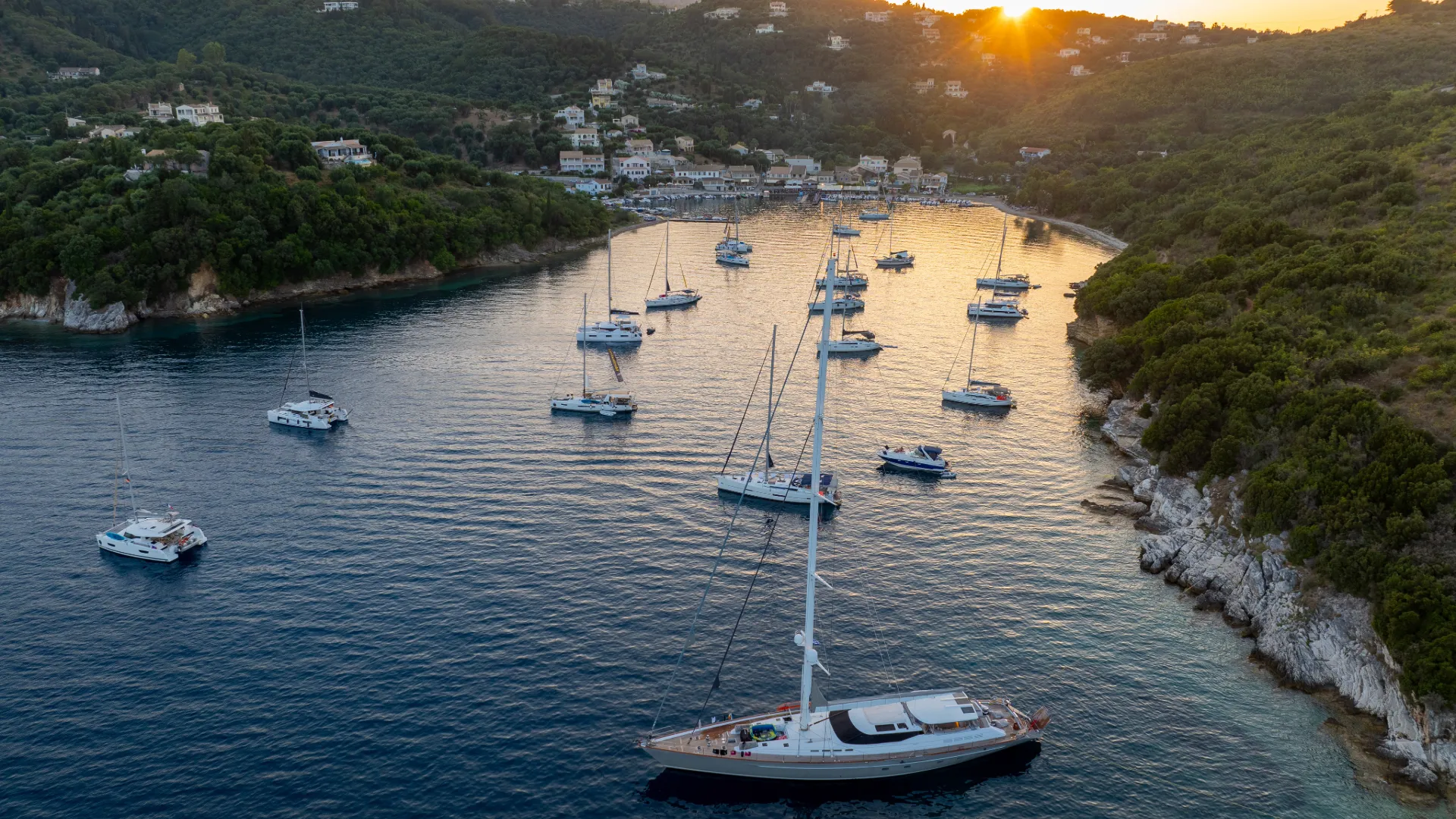 Malerische Ankerbucht mit Segelbooten bei Sonnenuntergang in Kroatien – perfekte Kulisse für einen unvergesslichen Segeltörn für Frauen.