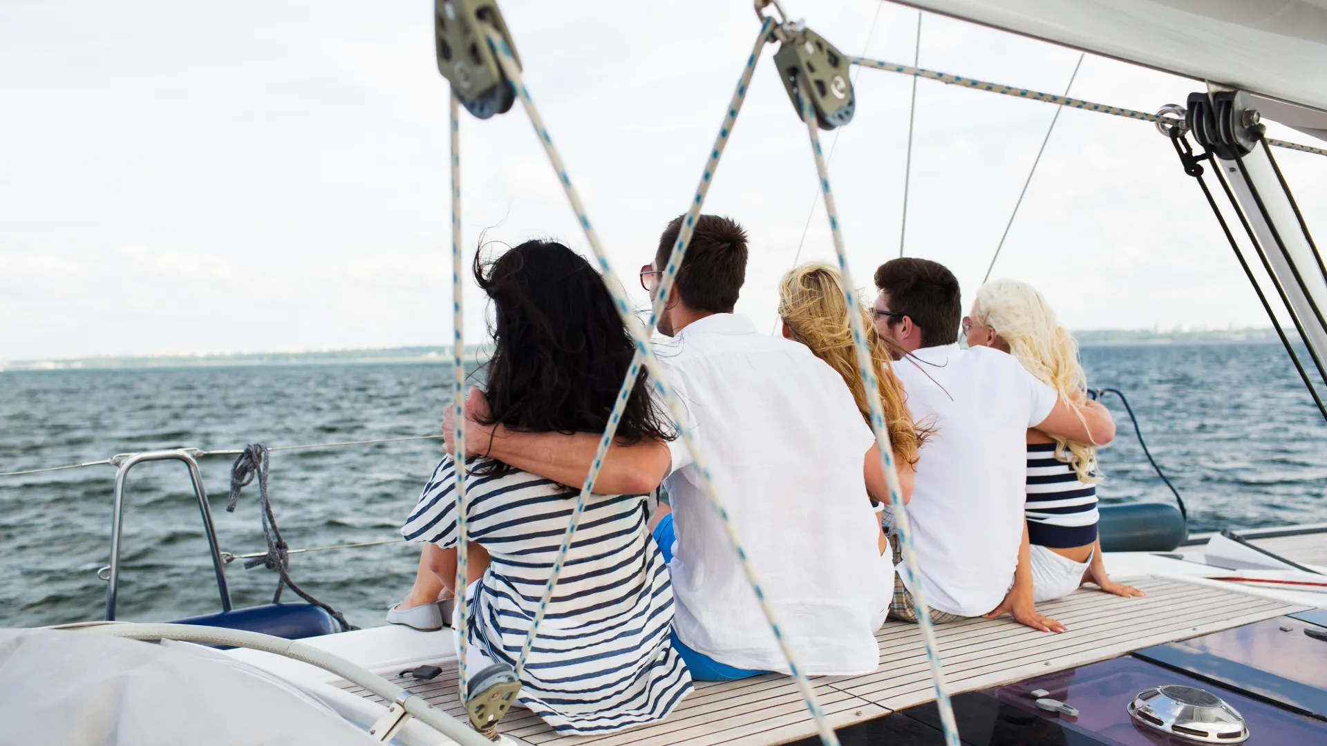 Freundschaft an Bord – Segeln für Singles 40+ in Sardinien und Korsika verbindet durch gemeinsame Erlebnisse und unvergessliche Momente auf dem Wasser.