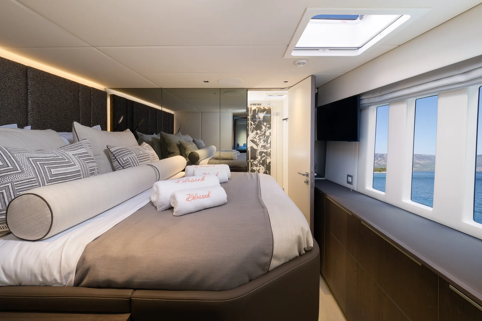 Kabine der Blessed mit Doppelbett und Meerblick