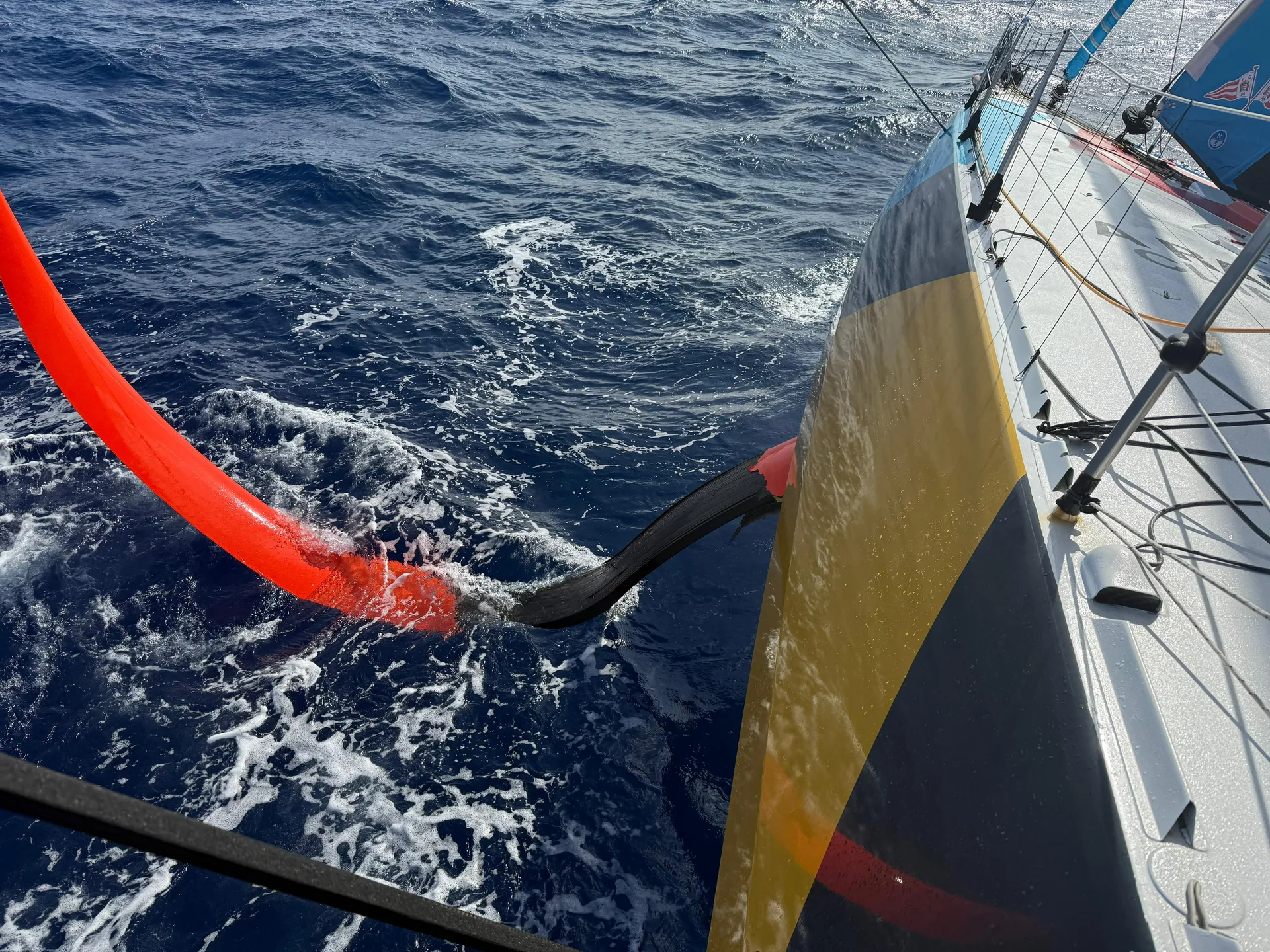 Ein beschädigter Backbord-Foil der Malizia - Seaexplorer taucht ins Wasser ein – ein schwerer Rückschlag für die Geschwindigkeit und Manövrierfähigkeit des Bootes.