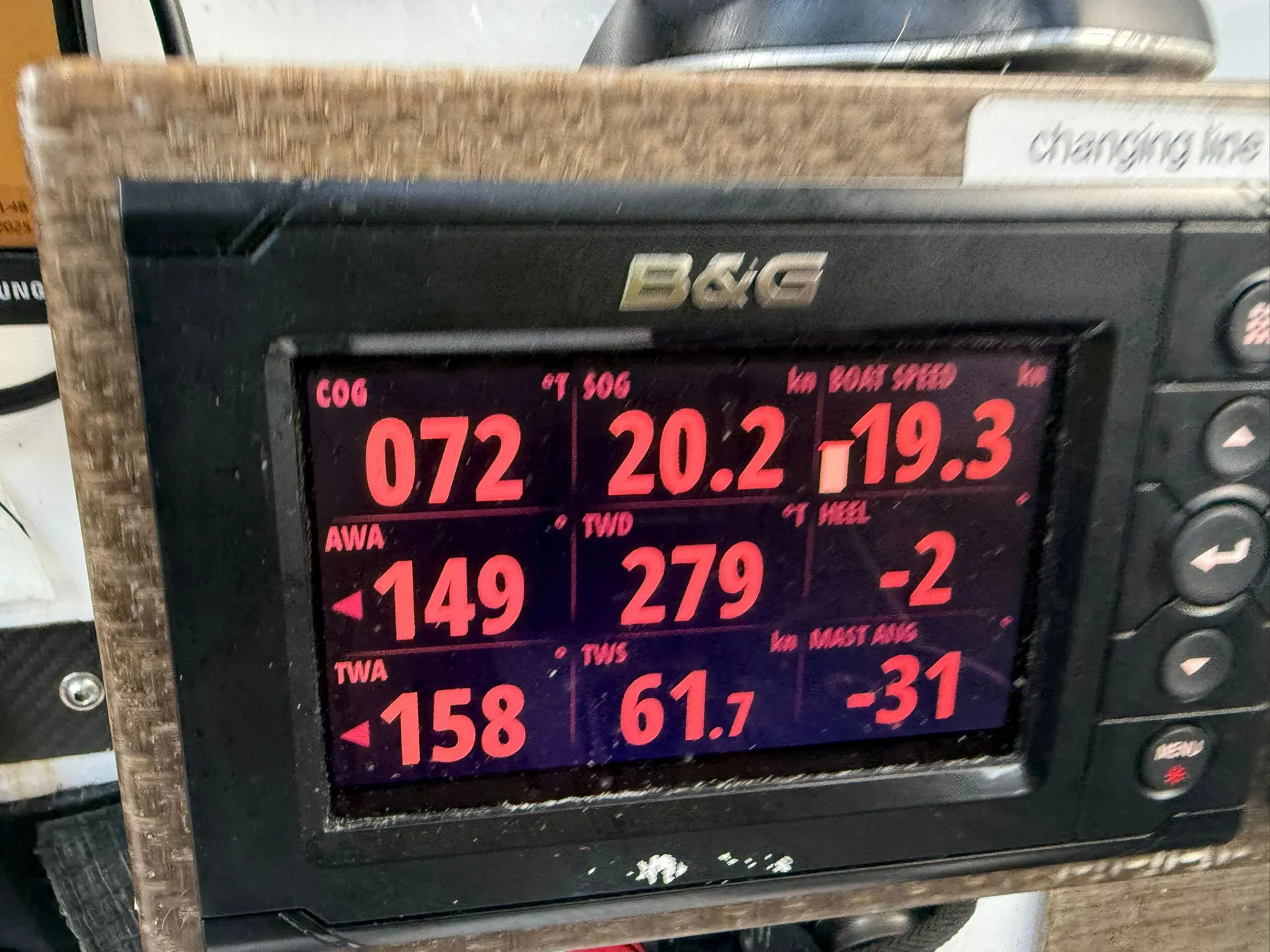 Das B&G-Navigationsdisplay der Malizia - Seaexplorer zeigt extreme Werte: 61,7 Knoten True Wind Speed (TWS) und eine Bootsgeschwindigkeit von 19,3 Knoten – ein harter Sturm auf hoher See.