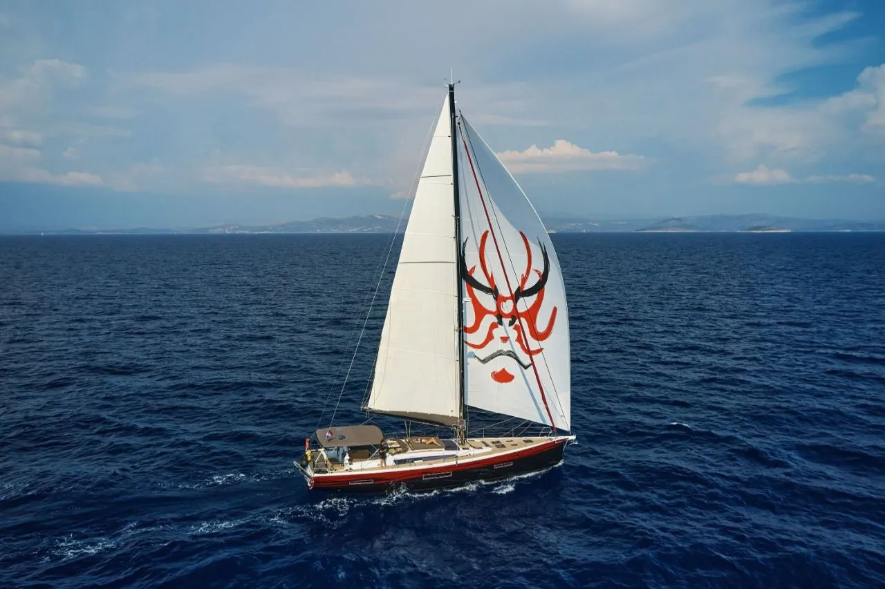 Die Kabuki unter Segeln, auf dem Spinnaker eine Kabuki-Maske