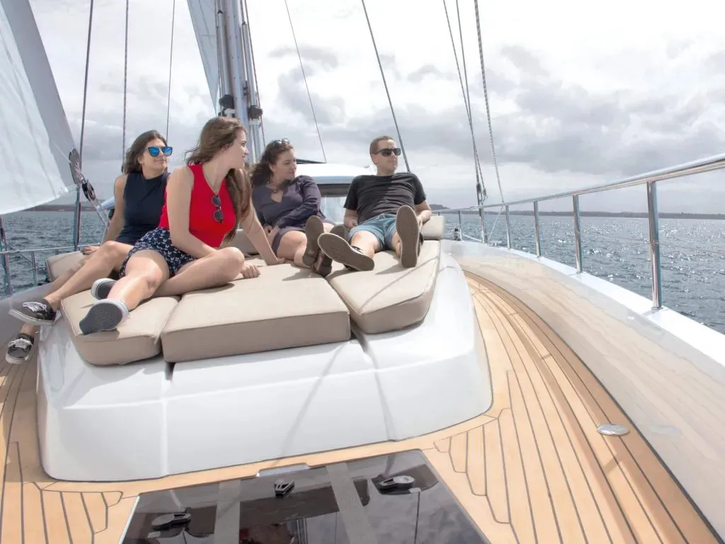 Familie entspannt sich an Deck der Luxus-Segelyacht Moody 54 DS Freedom während eines perfekten Segeltörns.
