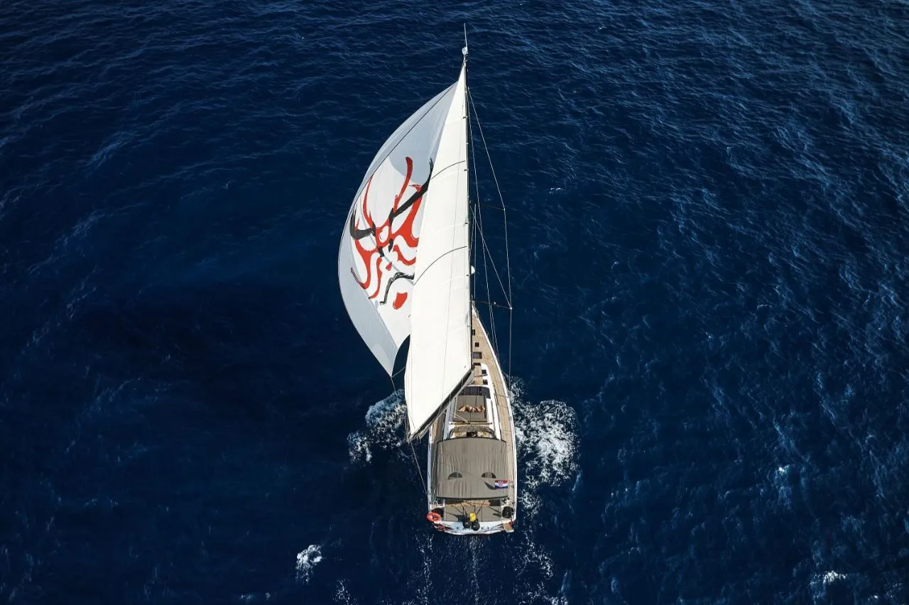 Die Kabuki unter Segeln, von oben