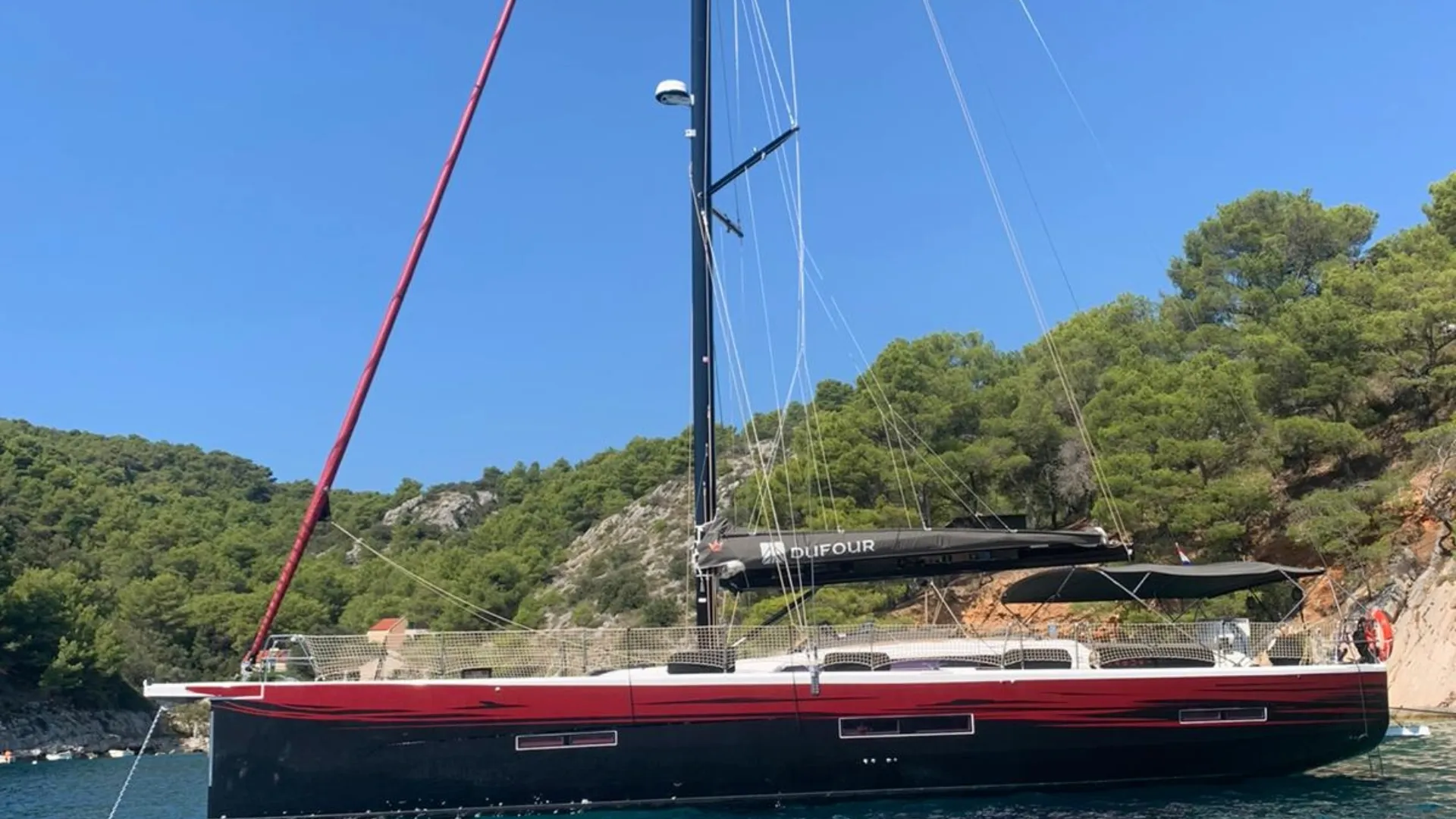 Die Kabuki liegt vor Anker in einer abgelegenen Bucht an der kroatischen Küste – umgeben von kristallklarem Wasser und unberührter Natur, der perfekte Ort für entspanntes FKK-Segeln.